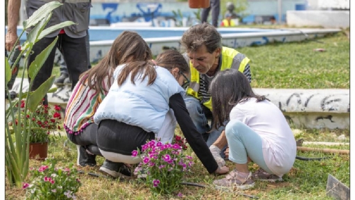 150 νεα φυτά «στολίζουν» την πλατεία Διαμάντως Κουμπάκη