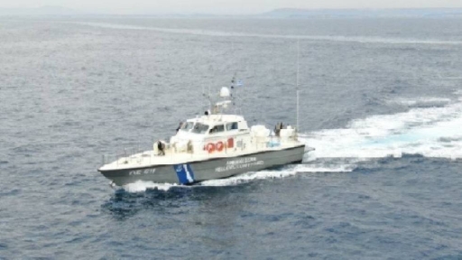 Ένας νεκρός και τέσσερις αγνοούμενοι από ημιβύθιση σκάφους στο Καρλόβασι- ΒΙΝΤΕΟ