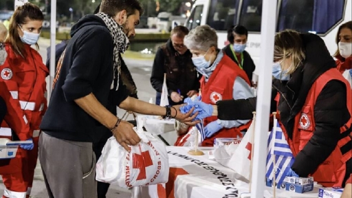 Ο Ελληνικός Ερυθρός Σταυρός ενισχύει τους αστέγους στο λιμάνι του Πειραιά