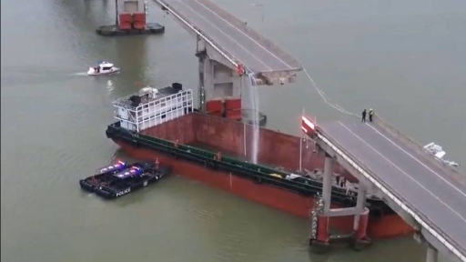 Δύο νεκροί από πρόσκρουση πλοίου σε γέφυρα στην Κίνα