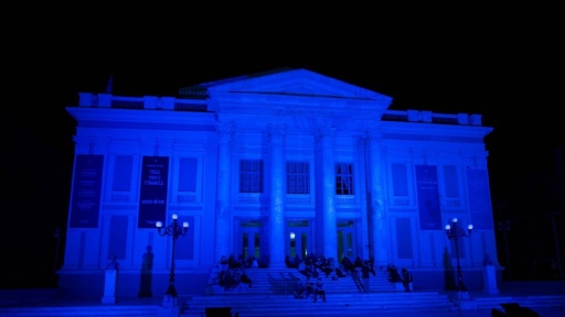 Παγκόσμια Ημέρα Ευχής: Βάφτηκε μπλε το Δημοτικό Θέατρο
