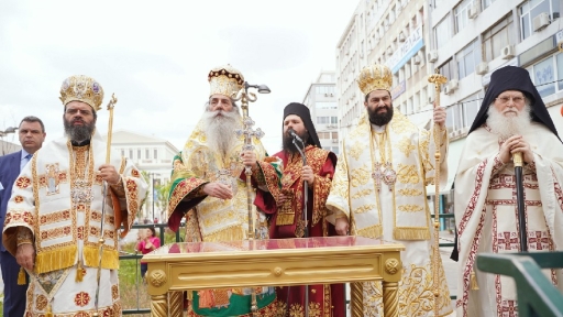 Πάνδημος ο εορτασμός των Αγίων Κωνσταντίνου και Ελένης στον Μητροπολιτικό Ιερό Ναό του Πειραιά
