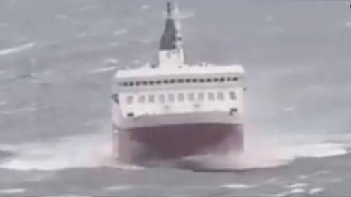 Τα κύματα «καταπίνουν» το Fast Ferries Andros - Μάχη με τα μποφόρ