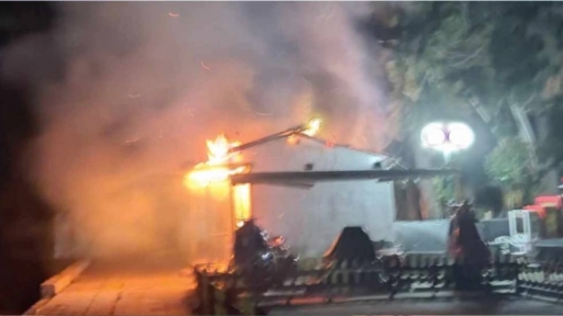 Λουτράκι: Παρανάλωμα του πυρός το φυλάκιο του Λιμενικού στο παραλιακό πάρκο